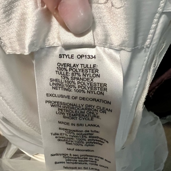 Lovely David’s Bridal Wedding Gown, Ivory, Size 4 - Picture 10 of 10